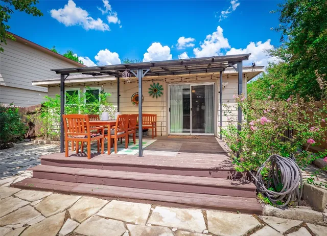 a view of a house with porch and a patio