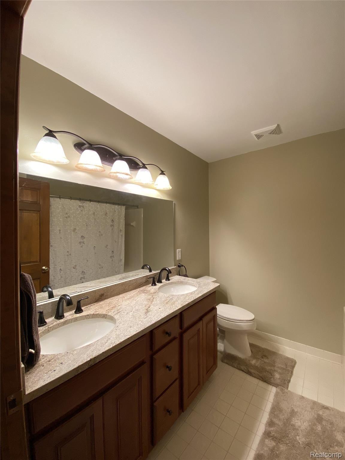 2462 Evergreen Court Rochester, MI 48309 - Photo 19 of 28 19.jpg