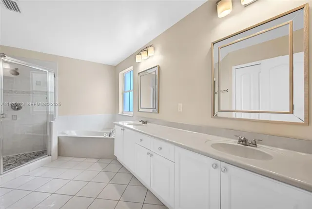 a view of a back yard