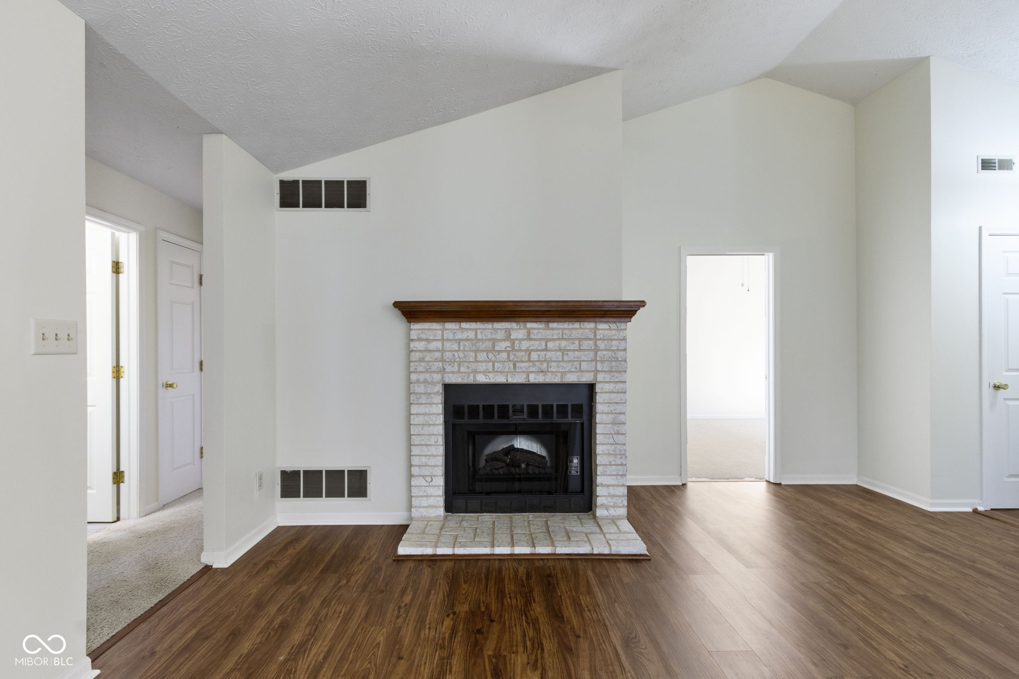 9526 Colony Pointe E Drive Indianapolis, IN 46250 - Photo 11 of 44