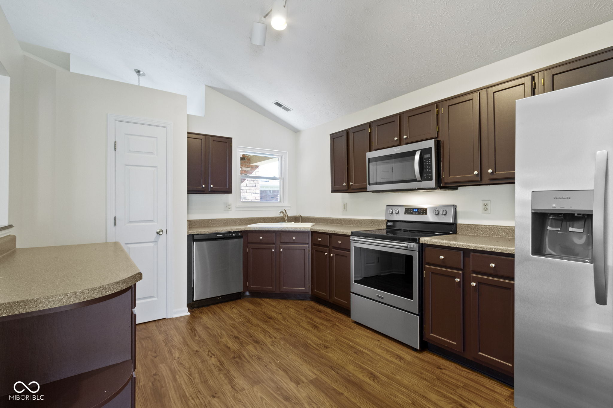 9526 Colony Pointe E Drive Indianapolis, IN 46250 - Photo 14 of 44