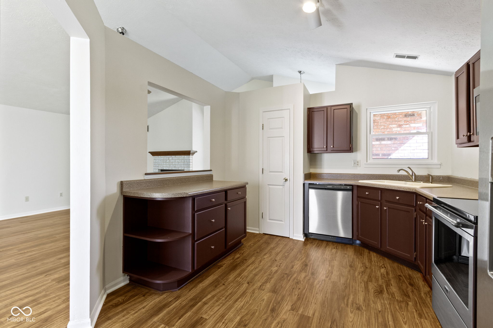 9526 Colony Pointe E Drive Indianapolis, IN 46250 - Photo 15 of 44