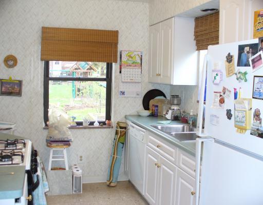 601 Greenlee Road Whitehall, PA 15227 - Photo 4 of 8 Kitchen.
