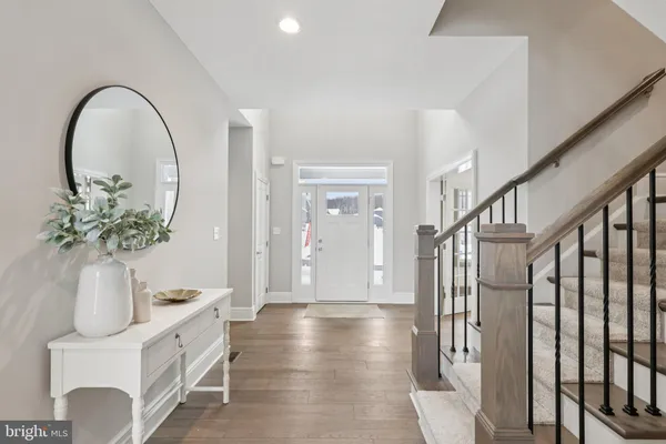 a view of entryway with livingroom