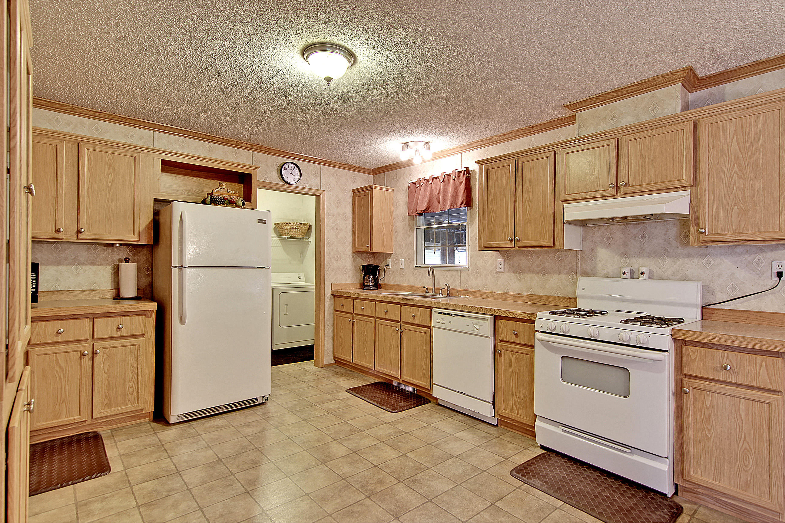 628 Barn Road Bonneau, SC 29431 - Photo 22 of 41 Kitchen