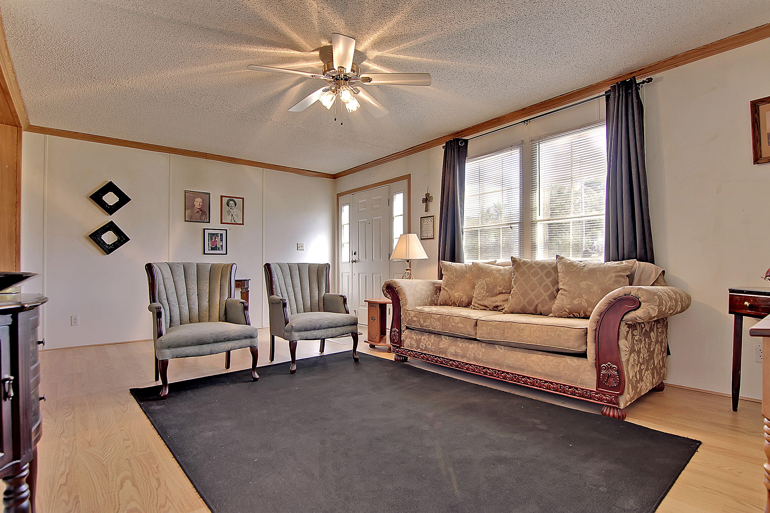 628 Barn Road Bonneau, SC 29431 - Photo 23 of 41 Living Room