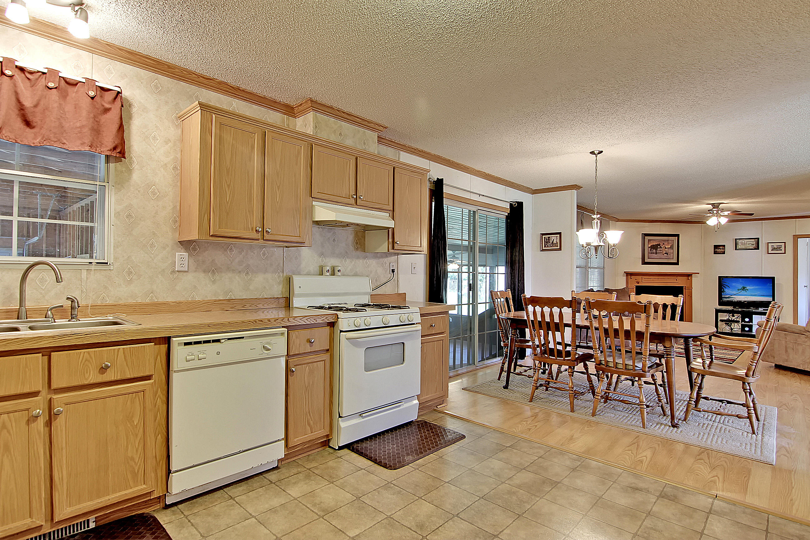 628 Barn Road Bonneau, SC 29431 - Photo 5 of 41 Kitchen and Dining Room