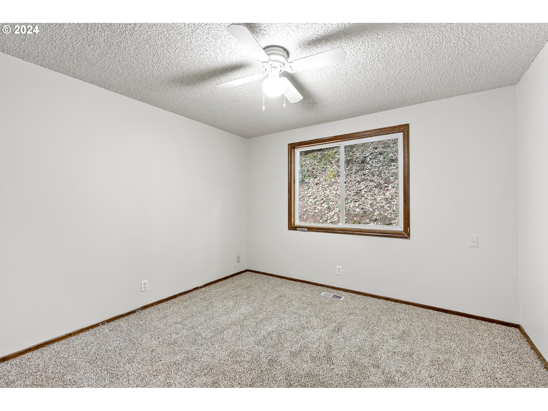 2480 Bennett Creek Road Cottage Grove, OR 97424 - Photo 33 of 39 Bedroom