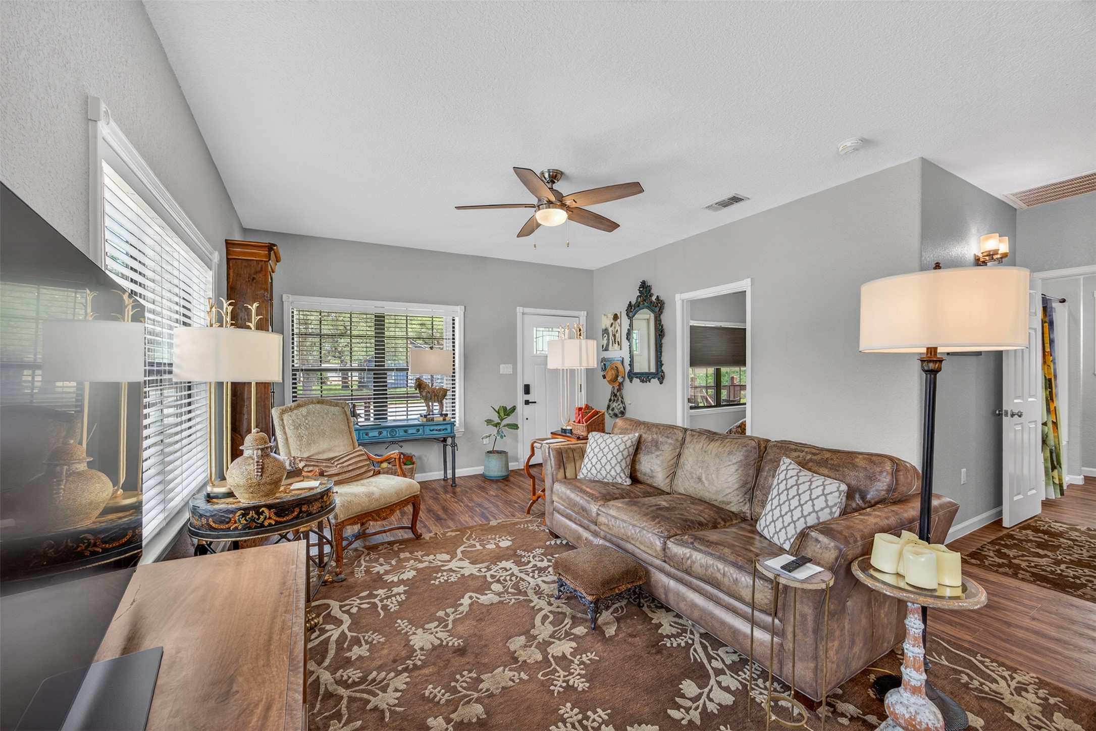 217 Walnut Avenue Luling, TX 78648 - Photo 7 of 38 a living room with furniture