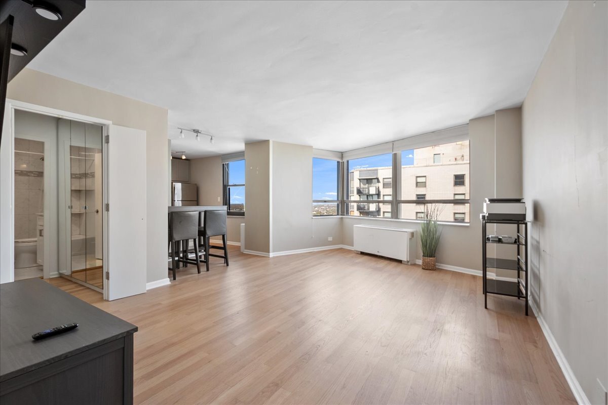 5701 North Sheridan Road, Unit 29N Chicago, IL 60660 - Photo 5 of 19 a kitchen with a table and chairs in it