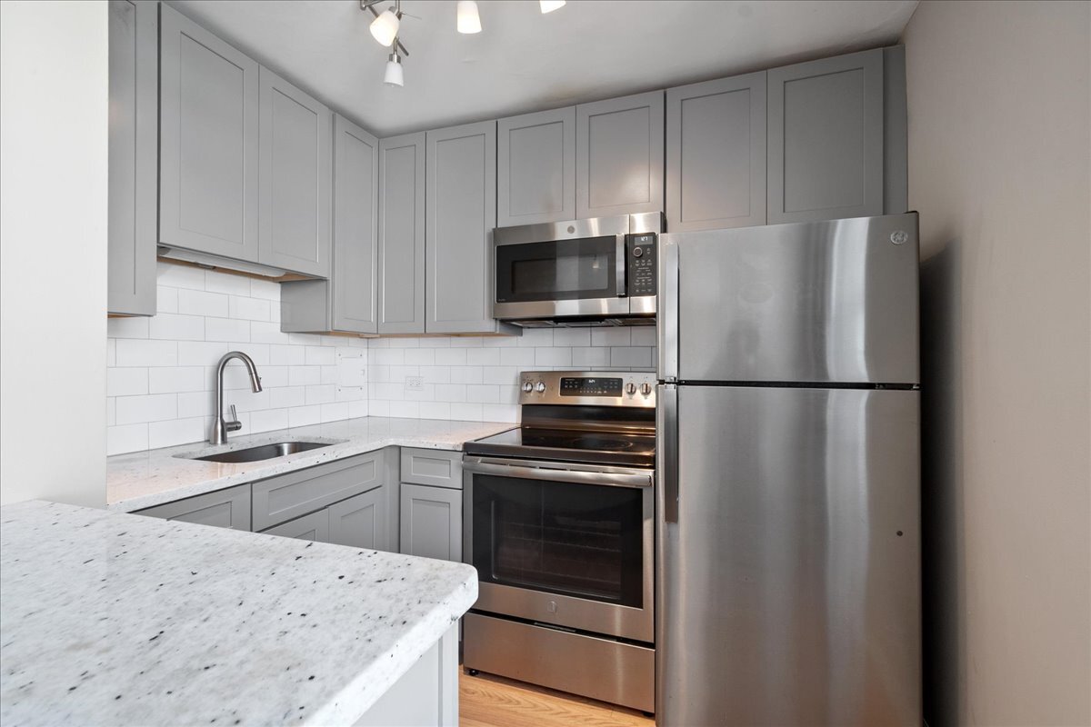 5701 North Sheridan Road, Unit 29N Chicago, IL 60660 - Photo 10 of 19 a kitchen with a sink stove and refrigerator