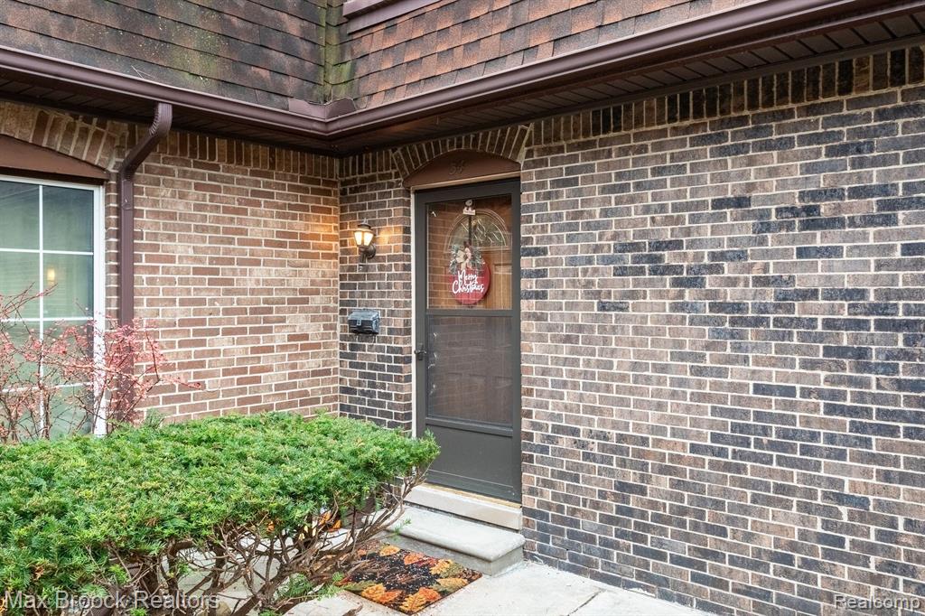 5005 Crooks Road, Unit 34 Royal Oak, MI 48073 - Photo 2 of 29