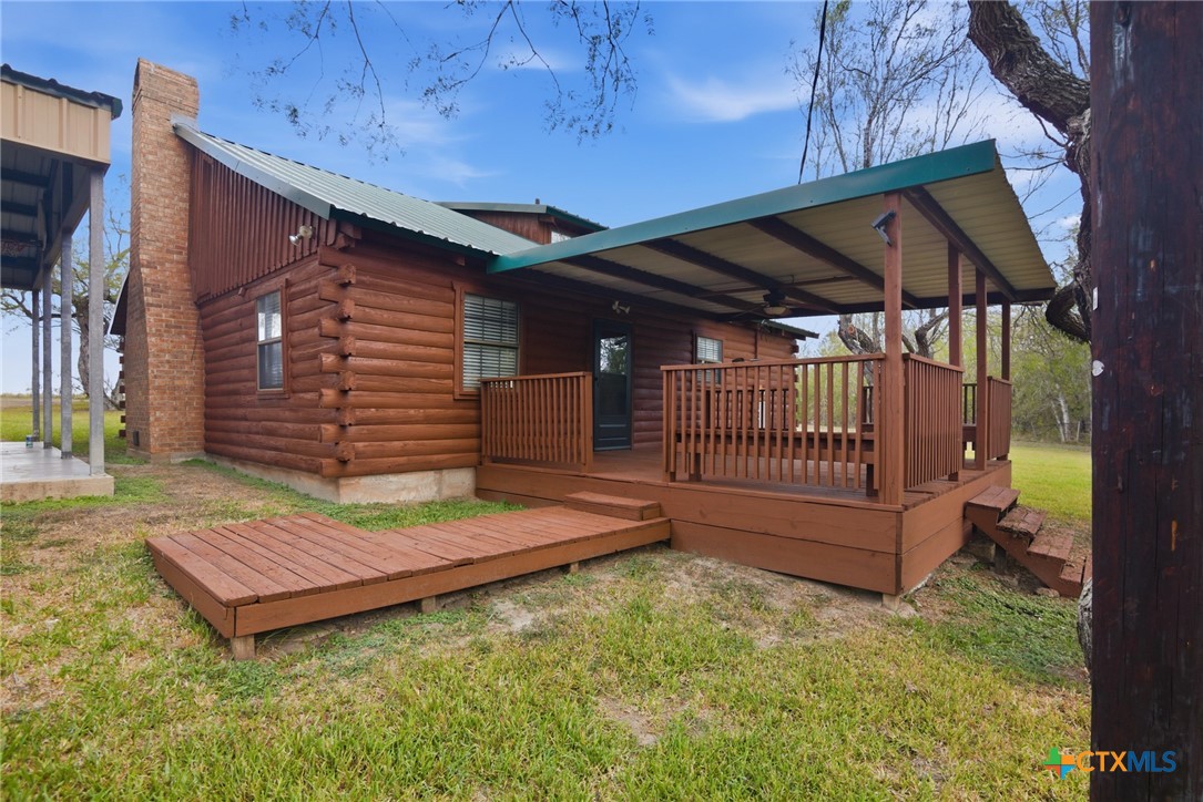 1967 Fleming Prairie Road Victoria, TX 77905 - Photo 21 of 33 a view of a backyard with a tub