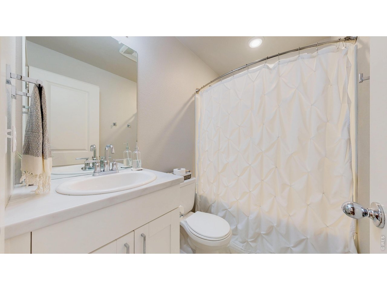 260 Pawnee Road, Unit D3 Ault, CO 80610 - Photo 18 of 44 Upper full bath.