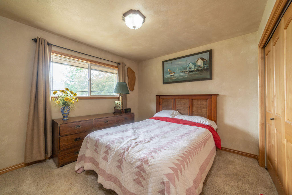 61860 Pettigrew Road Bend, OR 97702 - Photo 10 of 27 Bedroom #1