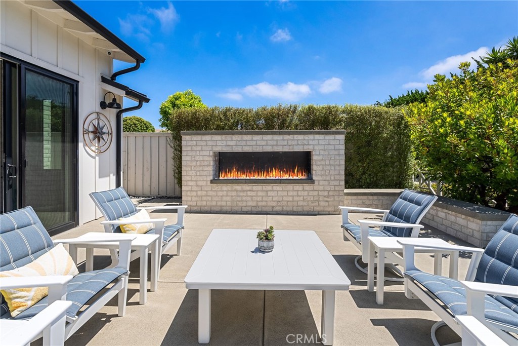 1231 Sand Key Corona del Mar, CA 92625 - Photo 58 of 65 a view of a patio with table and chairs with wooden floor and fence