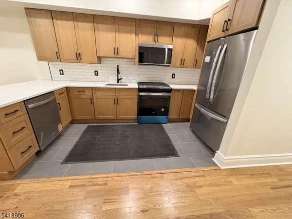 $2,900 | 438 South 11th Street, Unit 2, Newark, NJ 07103