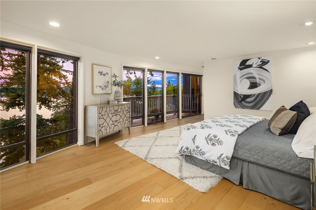 7701 Ridgecrest Lane Mercer Island, WA 98040 - Photo 20 of 35 a bedroom with a large bed and a large window