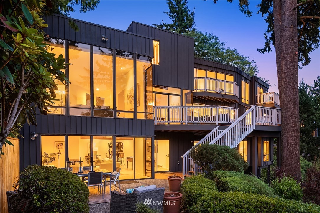 7701 Ridgecrest Lane Mercer Island, WA 98040 - Photo 4 of 35 a building outdoor space with balcony