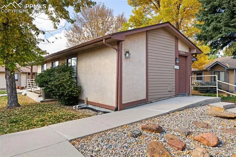 a view of a house with a yard