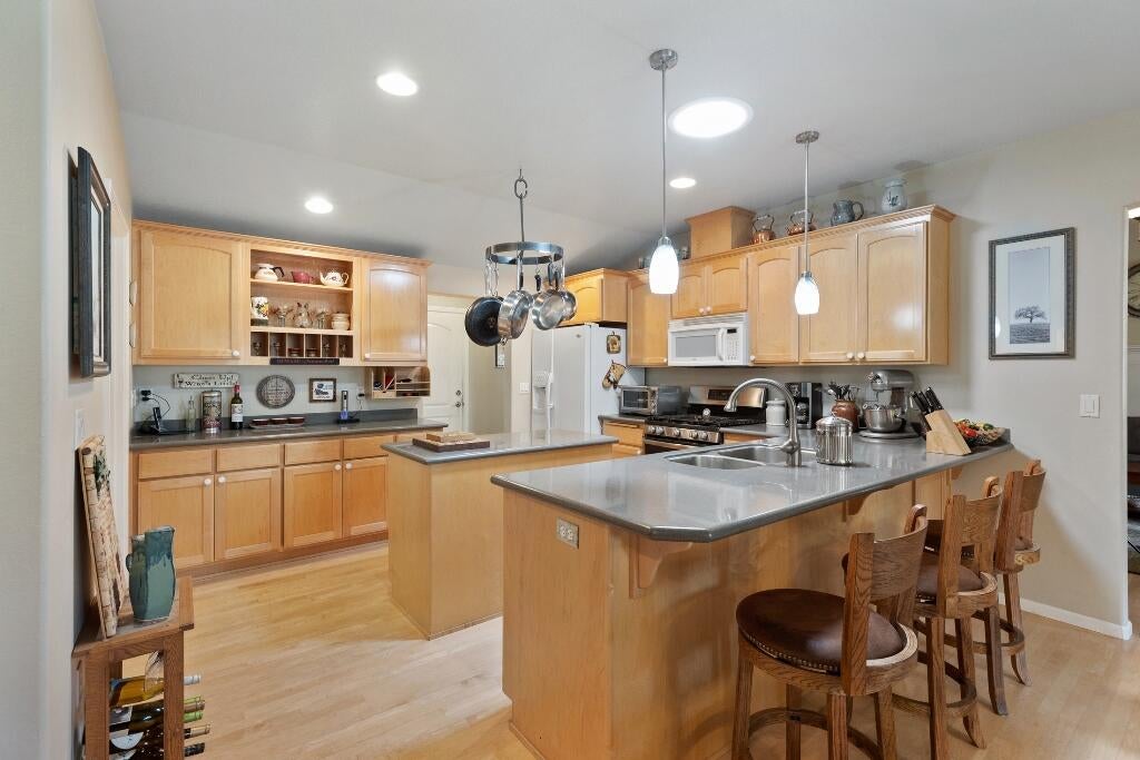 745 Eric Loop Grants Pass, OR 97526 - Photo 6 of 46 d1_kitchen_745-Eric-Loop