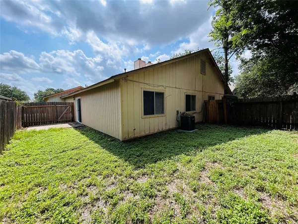 $1,350 | 416 Greenlawn Boulevard, Unit 1, Round Rock, TX 78664