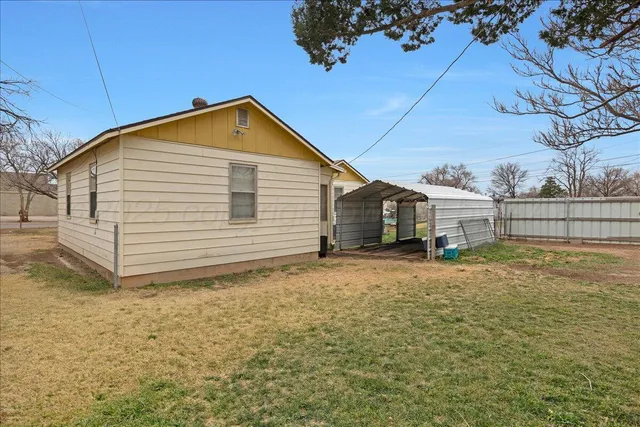 a view of a backyard
