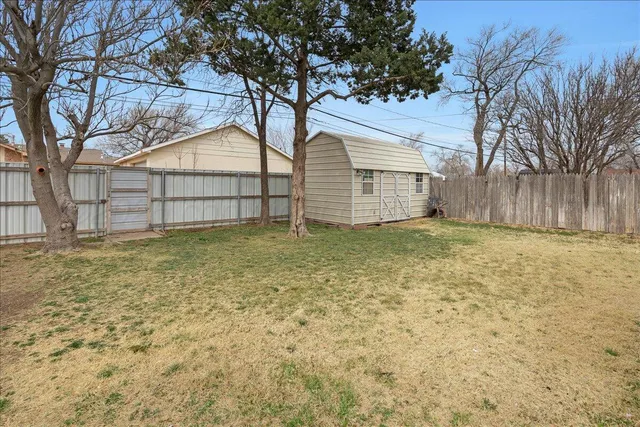 a view of a backyard