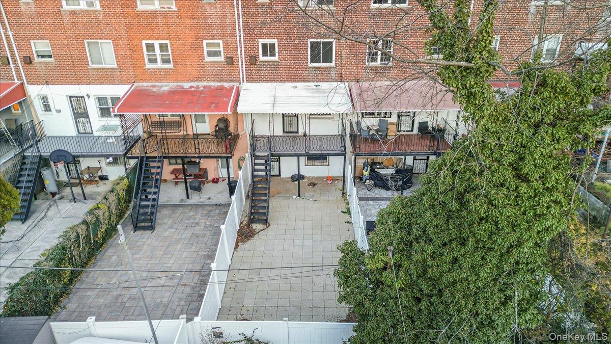 4183 Murdock Avenue Bronx, NY 10466 - Photo 20 of 22 a view of a cafe with sitting area