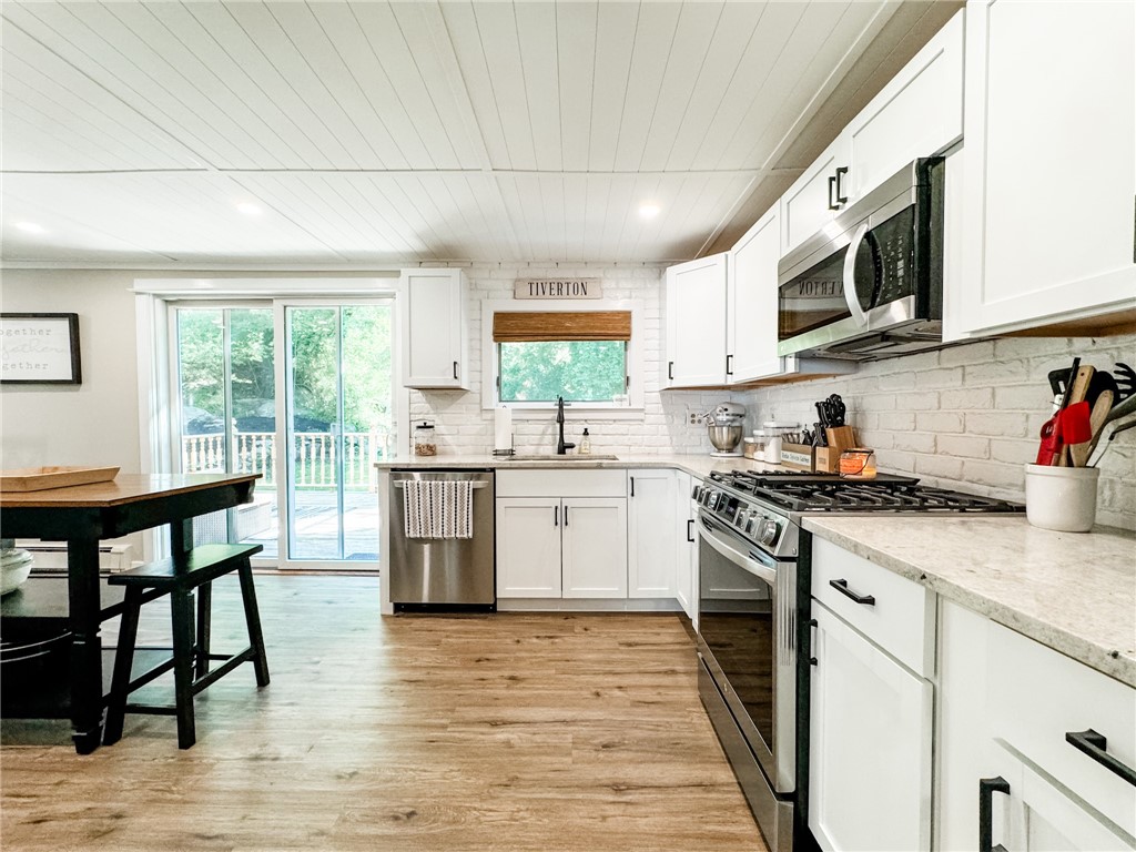 9 Birch Street Tiverton, RI 02878 - Photo 3 of 29