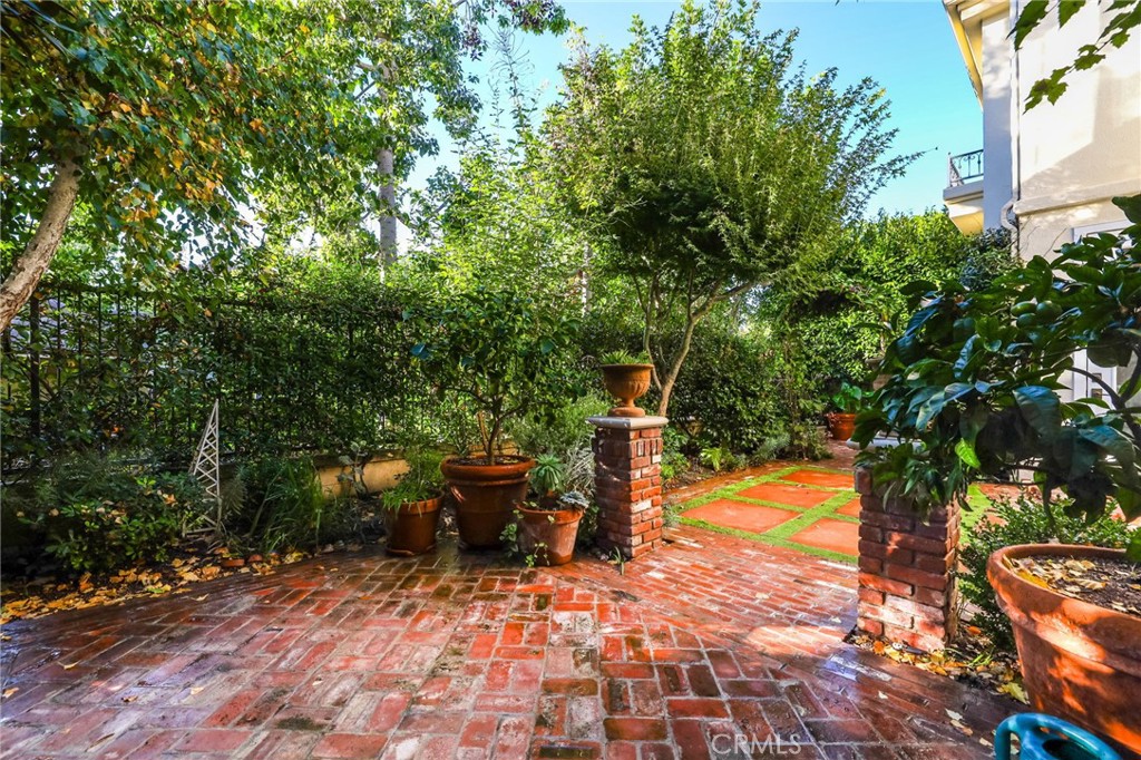 18 Lyon Newport Coast, CA 92657 - Photo 42 of 55 a backyard of a house with table and chairs