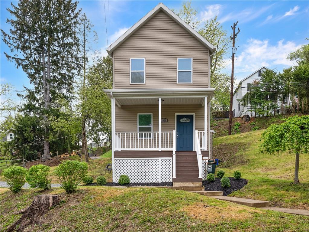 a view of a house with yard and plants