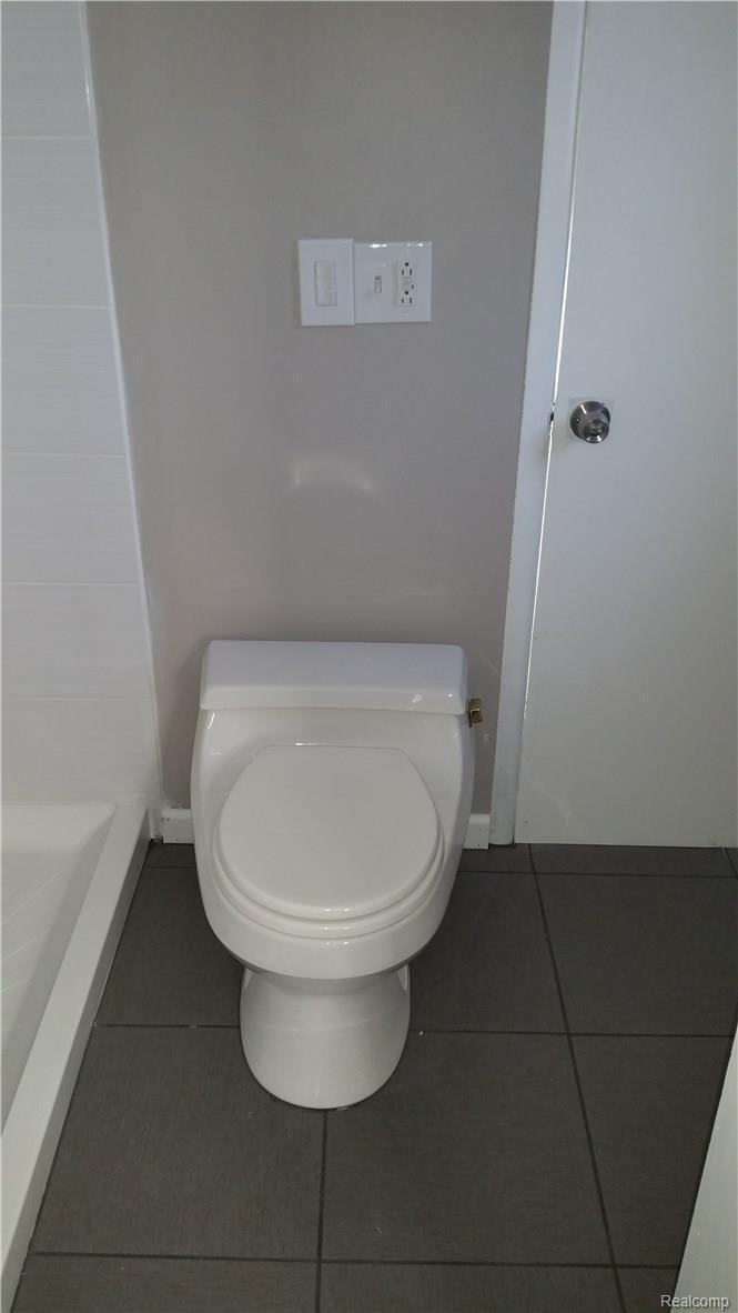 36768 Greenbush Road Wayne, MI 48184 - Photo 23 of 35 2nd BATH TOILET