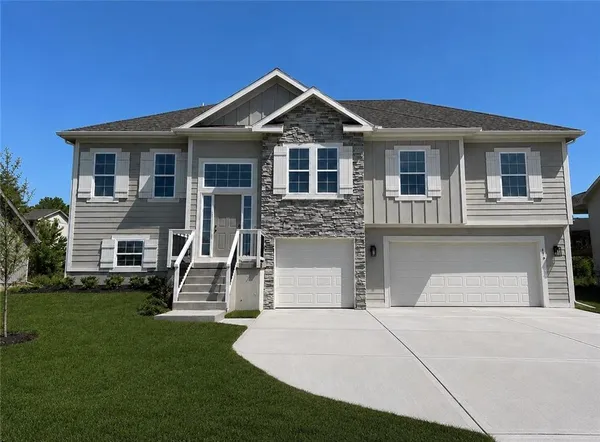 $455,000 | 610 East 11th Street, Kearney, MO 64060