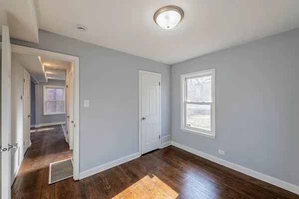 $2,600 | 237 East 143rd Street, Dolton, IL 60419