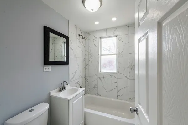 $2,600 | 237 East 143rd Street, Dolton, IL 60419