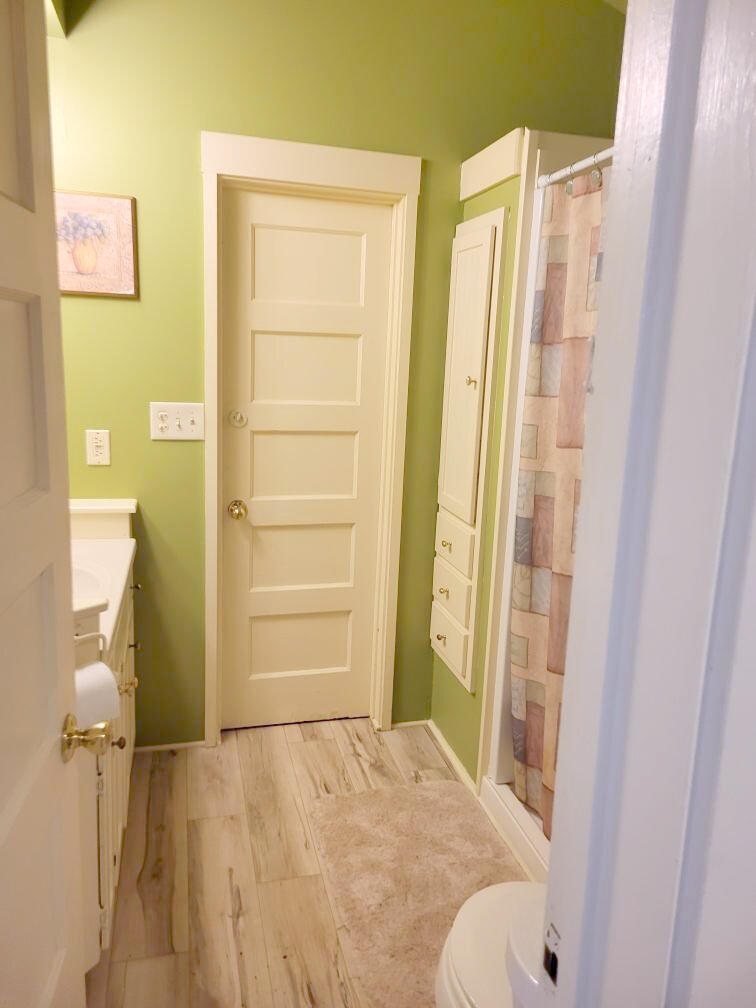 909 South Stage Road Medford, OR 97501 - Photo 33 of 63 Guest bath