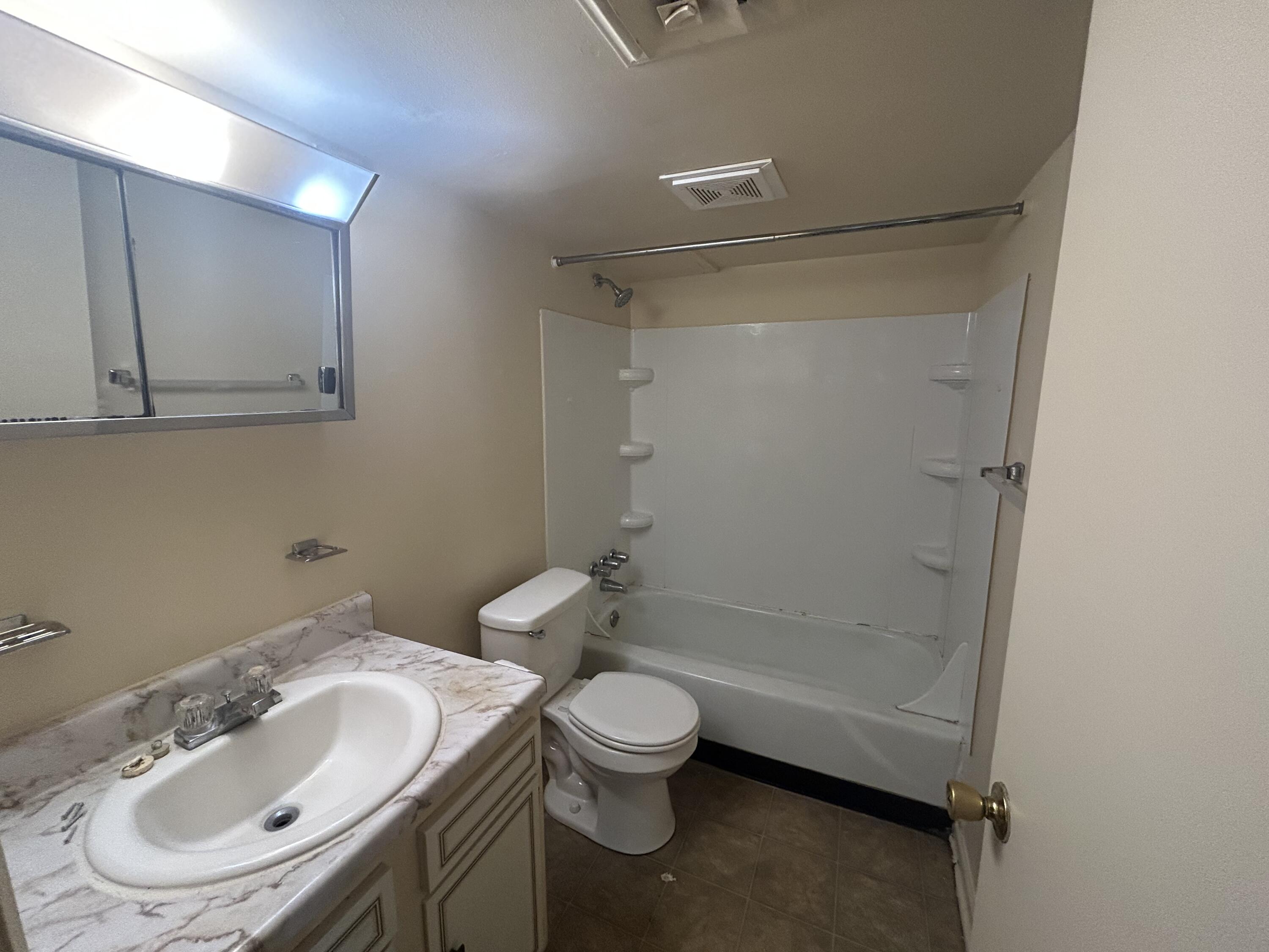 924 Mountain View Road, Unit 14 Vinton, VA 24179 - Photo 5 of 7 bathroom