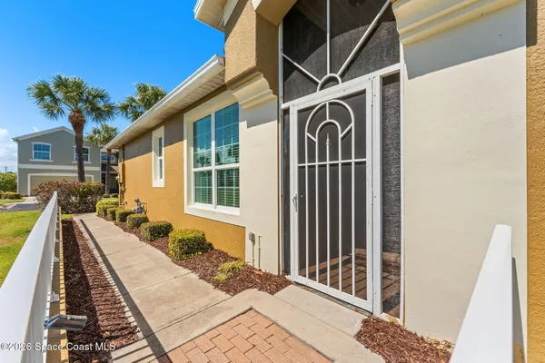 a view of a house with backyard