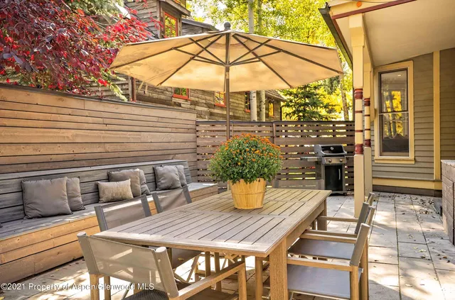 a view of outdoor space yard and patio