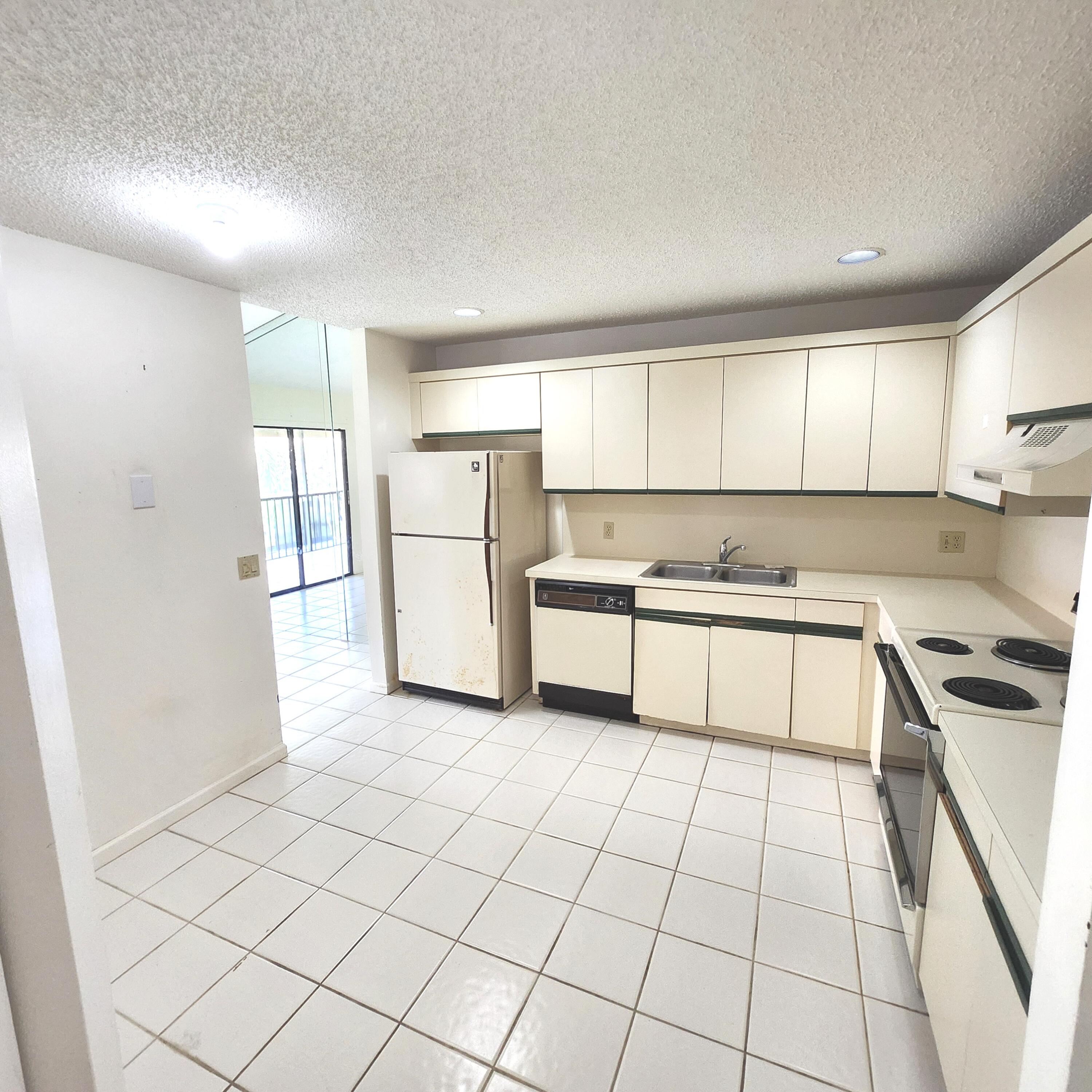 5660 Coach House Circle, Unit G Boca Raton, FL 33486 - Photo 8 of 22 20250428_130950