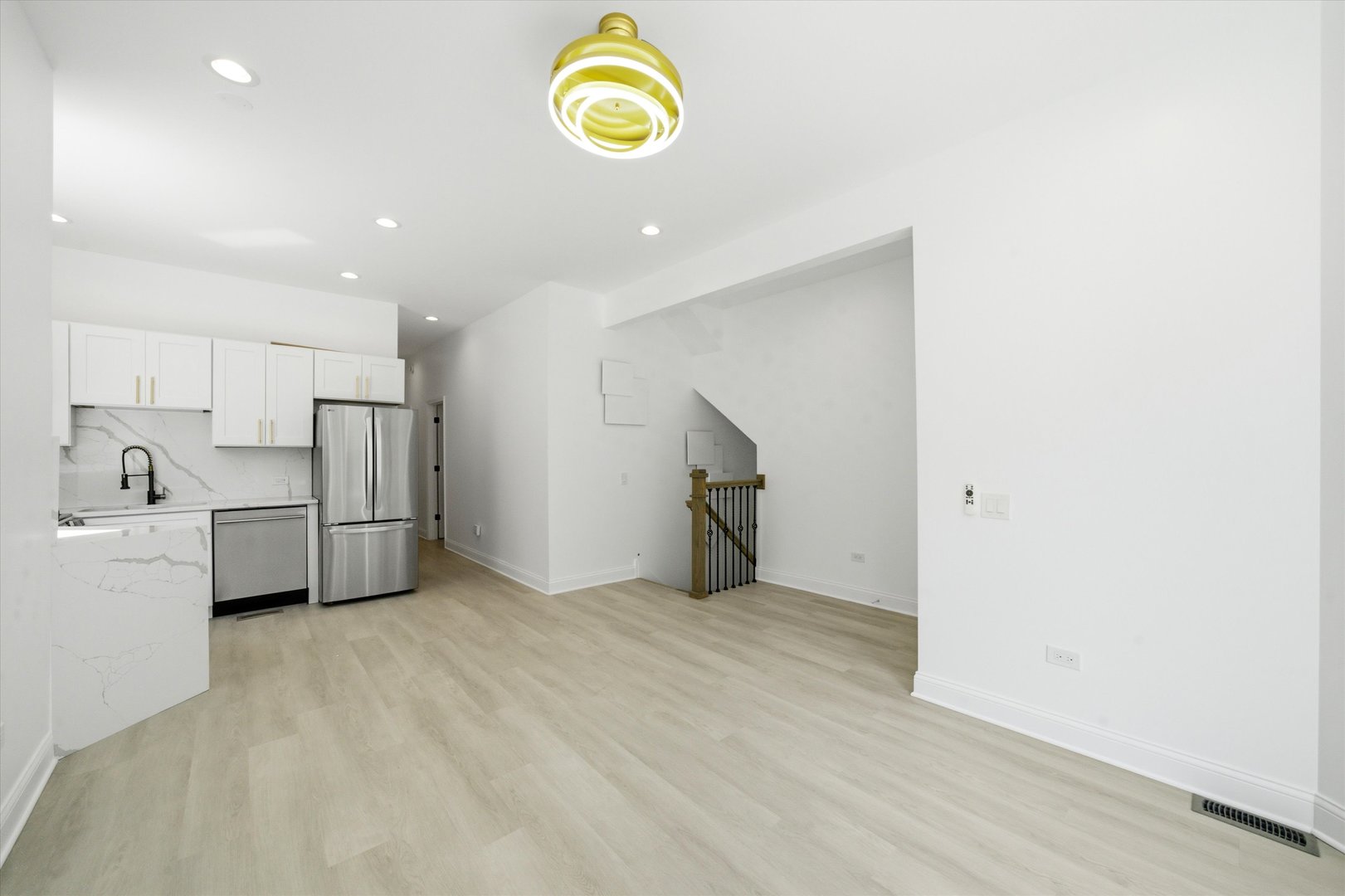 7018 South Rhodes Avenue Chicago, IL 60637 - Photo 2 of 26 Gallery Image 2