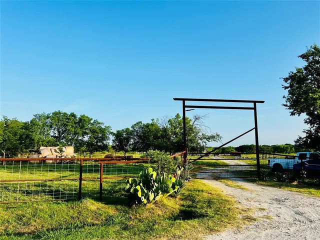 $360,000 | 267 South Hopkins Avenue, Emhouse, TX 75110