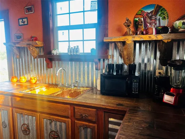 $360,000 | 267 South Hopkins Avenue, Emhouse, TX 75110