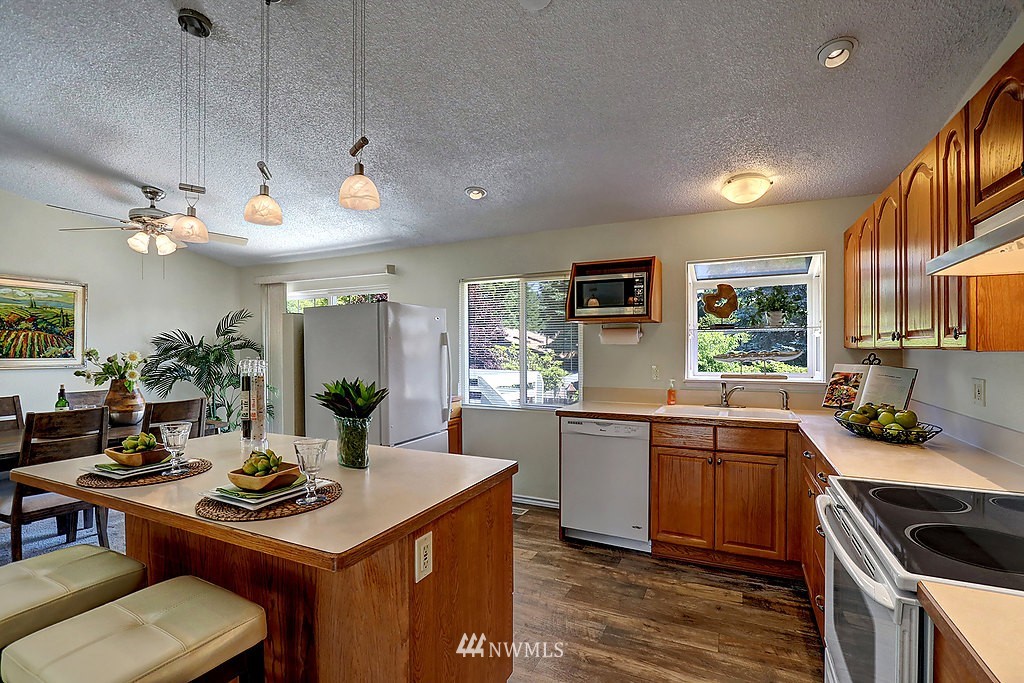 2102 Timber Trail Bothell, WA 98012 - Photo 3 of 11