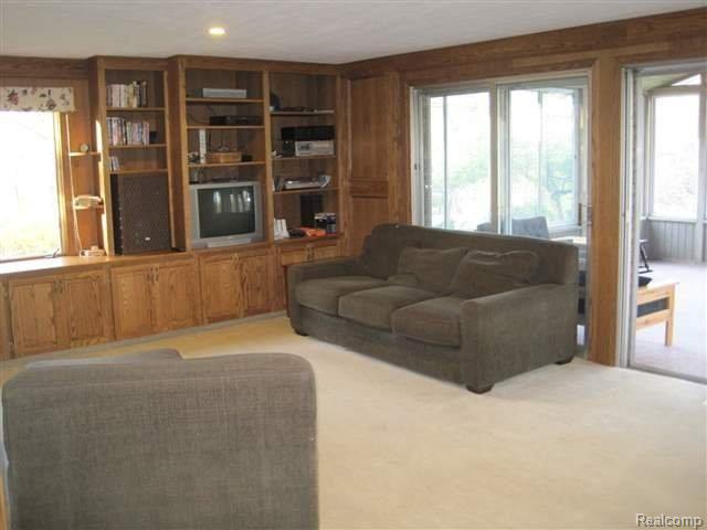 5801 Cobb Creek Road Rochester, MI 48306 - Photo 5 of 22 5.JPG