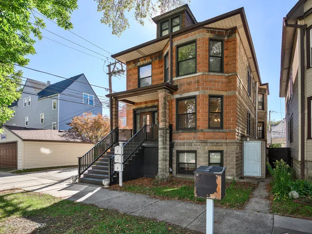 $3,200 | 2415 West Warner Avenue, Unit 1, Chicago, IL 60618