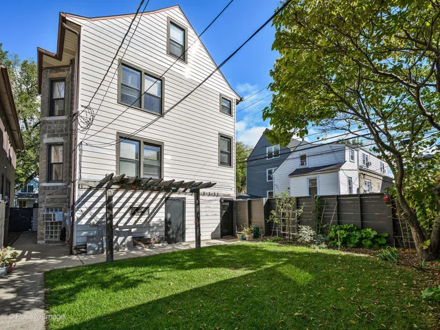 $3,200 | 2415 West Warner Avenue, Unit 1, Chicago, IL 60618