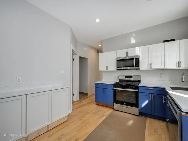 $3,200 | 2415 West Warner Avenue, Unit 1, Chicago, IL 60618