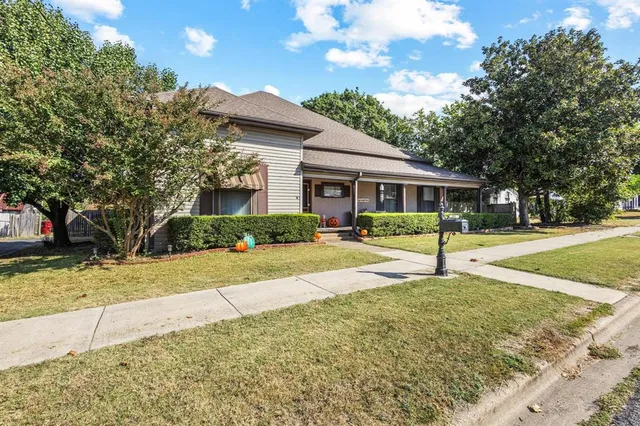 $285,000 | 302 West Main Street, Honey Grove, TX 75446